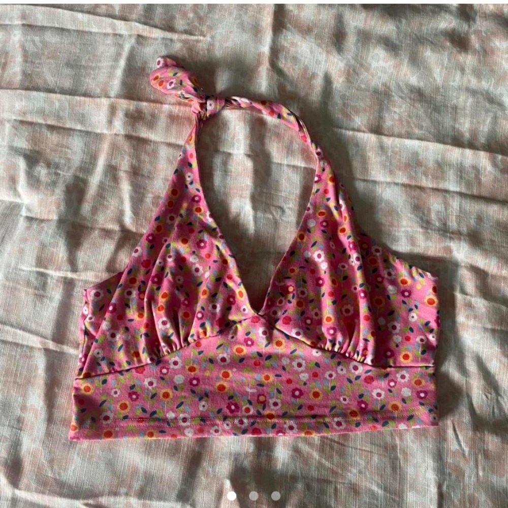 Pink flower halter top, perfect condition so cute size medium.